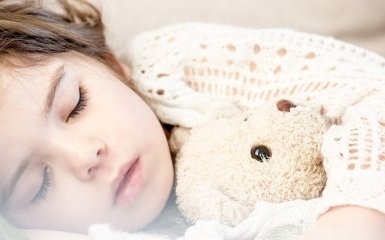 Исследователи назвали простой способ улучшения сна у детей