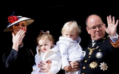 Княгиня Шарлен и князь Альбер II с детьми снялись для рождественской открытки: появились фото