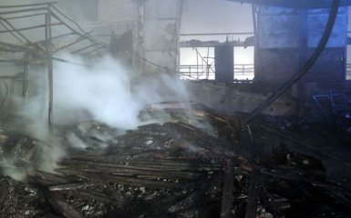 Мощный пожар в Киеве гасила почти сотня спасателей: появились фото