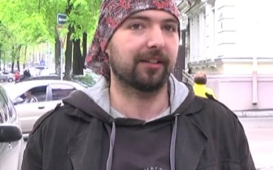 Гражданин России в Днепропетровске публично порвал свой паспорт: появилось видео