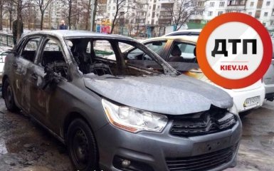 В Киеве в одном из дворов сожгли машину: появились фото