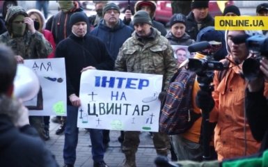 У Києві весь день боролися з "Інтером": ексклюзивні відео
