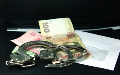 У Житомирі посадову особу затримали при отриманні хабара в $1000