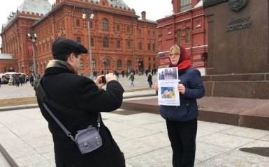 В Москве задержали женщину с портретом Савченко: опубликовано фото
