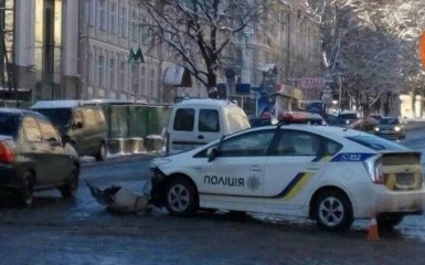 В Киеве нарушитель смял авто патрульной полиции: появились фото