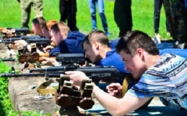 Докатились: в ОРДЛО детей учат стрелять из автоматов в рамках проекта "Яркое детство" - фото