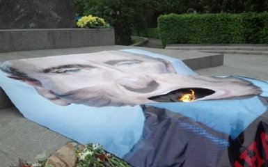 В Киеве портрет Путина положили на Вечный огонь: опубликованы фото и видео
