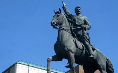 Полиция охраняет памятник в Киеве от "Правого сектора": появились фото