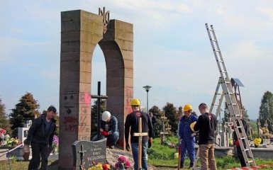 Інститут нацпам'яті призупиняє легалізацію меморіальних об`єктів Польщі в Україні