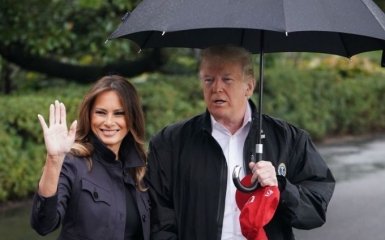 Зате зачіска не зіпсувалася: Трамп не поділився парасолькою з дружиною, чим обурив мережу