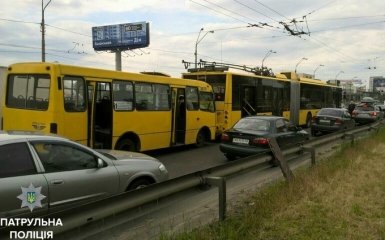 У Києві маршрутка влетіла в тролейбус, є постраждала: з'явилися фото