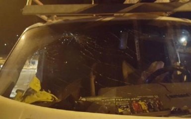 У Києві зіткнулися вантажівка і мікроавтобус, є постраждалі: опубліковані фото