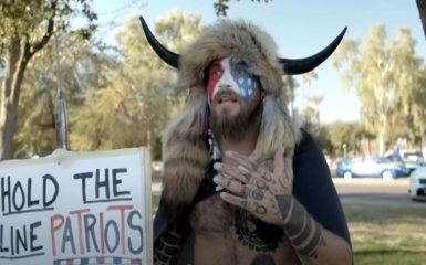 "Шаман" з Капітолію США готовий свідчити проти Трампа після його "зради"