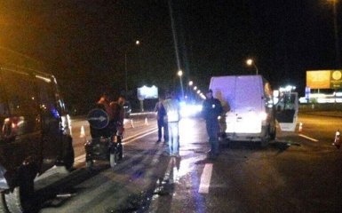 В Киеве фургон врезался в машину дорожной службі, есть раненіе: появились фото