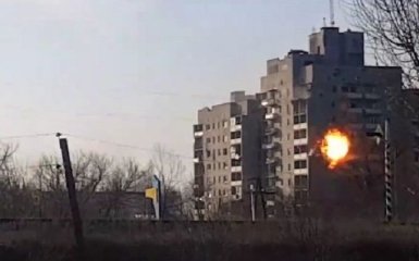 Боевики обстреливают Авдеевку: появилось видео удара по многоэтажке