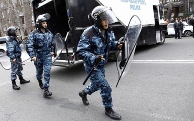 Загарбники будівлі поліції в Єревані звернулися до вірменів