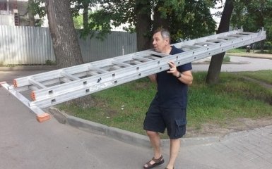 В сети высмеяли путинского пропагандиста, спасающего кота: появилось фото