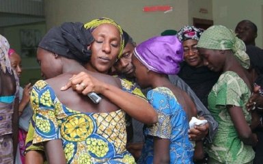 В Нигерии боевики отпустили около 80 школьниц, похищенных три года назад