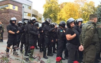 Дело об убийстве киевских милиционеров: под зданием суда стычки, появились фото и видео