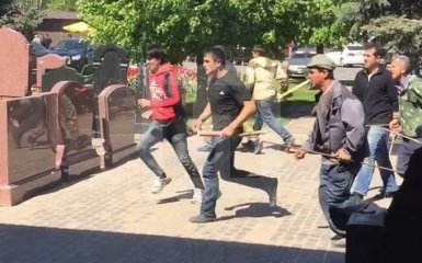 В Москве на кладбище разгорелась массовая драка, есть погибшие: появилось видео