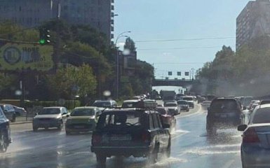 У Києві дорогу затопило гарячою водою: з'явилися фото