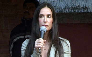 Мать продала меня: Деми Мур шокировала признанием об изнасиловании