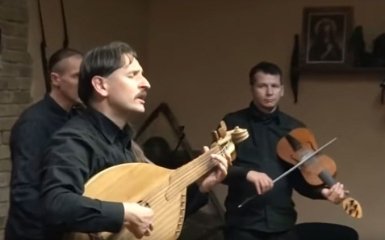 Сеть впечатлила песня бандуриста о войне на Донбассе: опубликовано видео