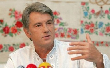 Ющенко спіймали на ринку за торгівлею вишиванками: опубліковано фото