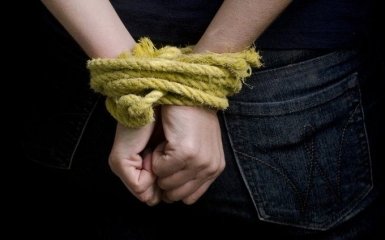 Росіянин вимагав гроші та літак, погрожуючи вбити вигаданих заручників