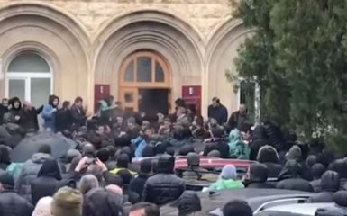 В непризнанной Абхазии заявили о попытке "госпереворота" - что происходит
