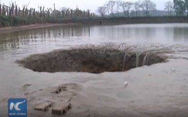 В Китае озеро с 25 тоннами рыбы провалилось под землю: опубликовано видео