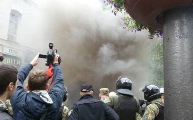 Активисты ОУН забросали участников пророссийской акции картофелем и палками