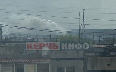 Над Крымским мостом поднимается дым — фото и видео