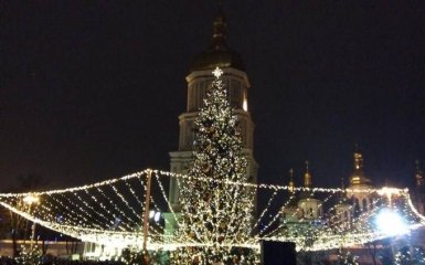 В Киеве зажгли главную елку Украины: появились первые фото