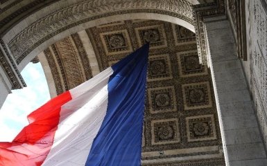 Ультраправі домоглися вилучення прапору ЄС з Тріумфальної арки