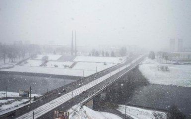 Білорусь на Великдень накрило потужним снігопадом: з'явилося вражаюче відео