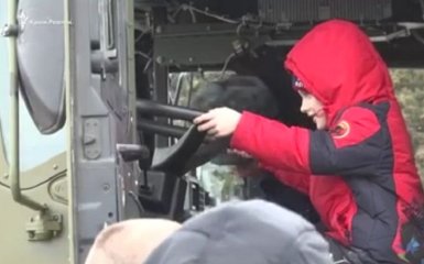 В оккупированном Крыму детям привезли военную технику: появилось видео