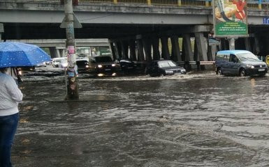 После ливня в Киеве Левобережная стала Венецией: опубликованы фото и видео