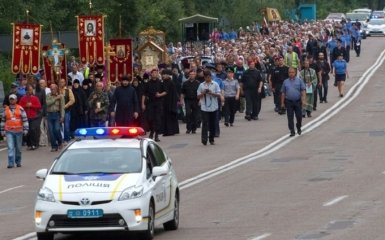 Прошли 500 км, поцеловали замок, и обратно: соцсети насмешила ситуация с крестным ходом