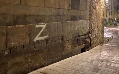 У Барселоні затримали вандала — він малював графіті з символом "Z" на історичних памятках
