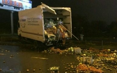 В Киеве два грузовика попали в масштабное ДТП: опубликованы фото