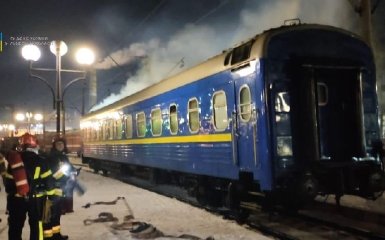 На железнодорожном вокзале Львова загорелся вагон с пассажирами