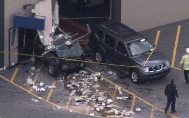 В США на автомобильном аукционе джип врезался в толпу, есть жертвы: появились фото и видео