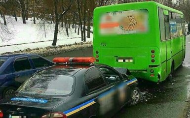 В Харькове авто полиции влетело в маршрутку: опубликованы фото