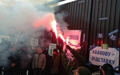 У Києві з вогнем і різкими словами зажадали відставки Авакова: опубліковані фото і відео