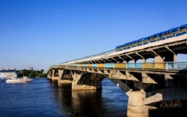 В Киеве мужчина угрожает взорвать мост через Днепр