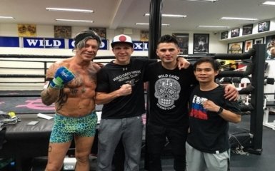 Легендарный Микки Рурк шокировал своей формой: опубликовано фото