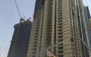 Один из самых высоких небоскребов горит в Дубае: появились фото и видео
