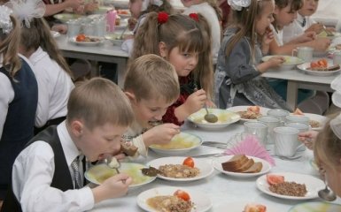 Тепер безкоштовне харчування в школах буде не для всіх учнів