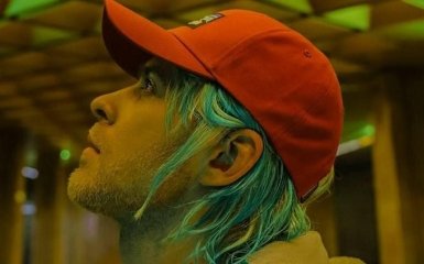 Украинский певец удивил неожиданным образом в новом клипе: опубликовано видео